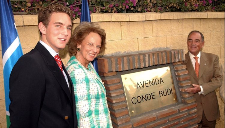 El Conde Rudi posa con su mujer y su hijo tras descubrir la placa de la avenida con su nombre en Marbella