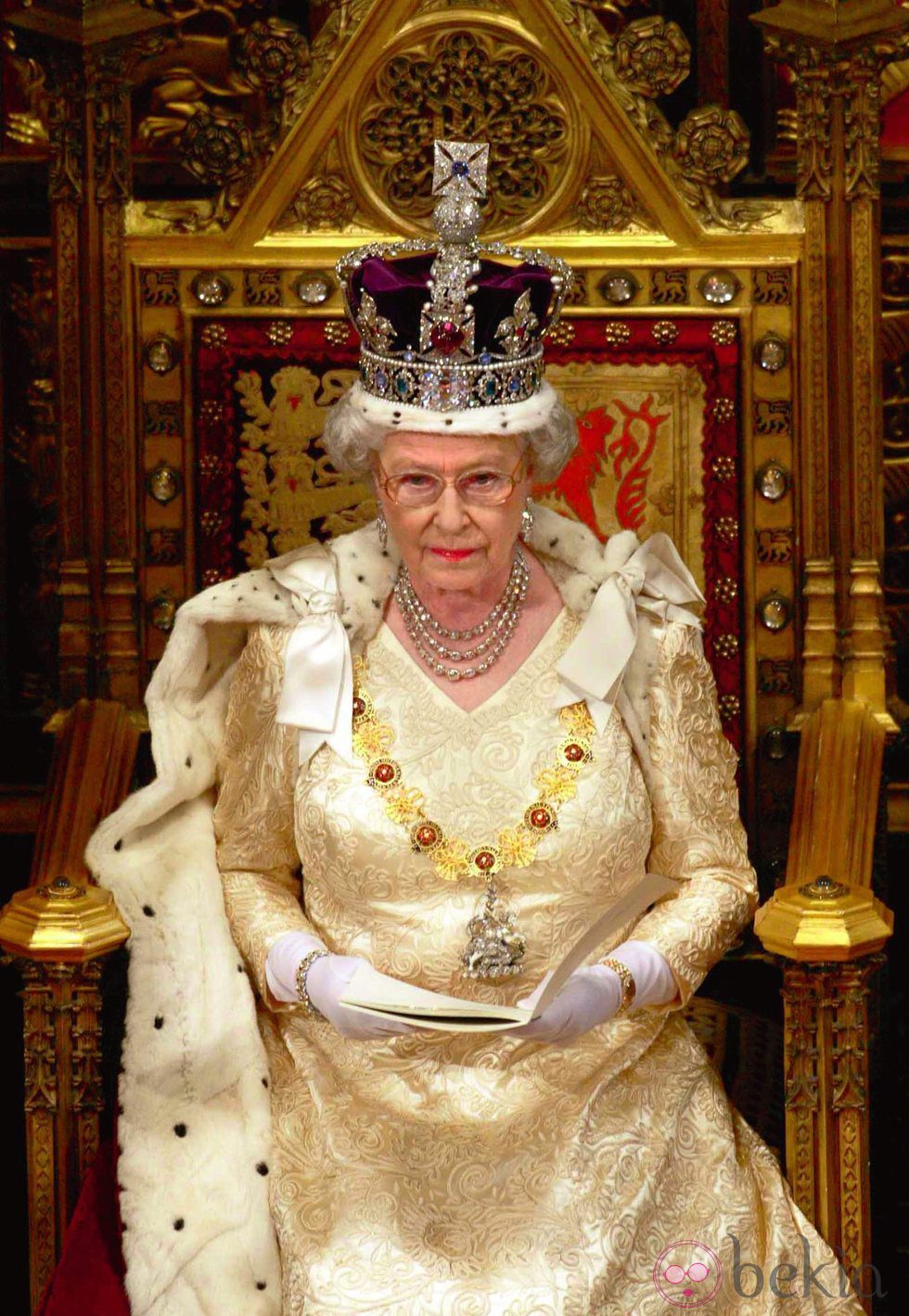 La Reina de Inglaterra en la apertura del Parlamento en 2002 - La vida
