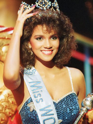 Halle Berry cuando fue al certamen de belleza Miss Mundo