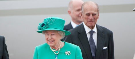 La Reina Isabel II y el Duque de Edimburgo aterrizan en Irlanda en una visita histórica