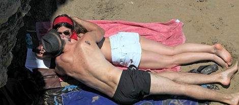 Olivia Molina y Sergio Mur, pasión y lectura en las playas de Ibiza