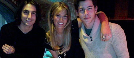 Nick Jonas y Delta Goodrem cogidos de la mano por Los Angeles