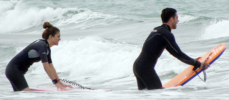 Blanca Suárez y Miguel Ángel Silvestre surfean juntos en Cádiz