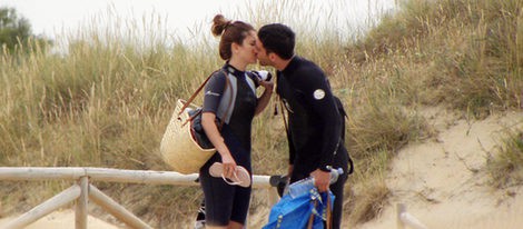 Blanca Suárez y Miguel Ángel Silvestre surfean juntos y enamorados en Cádiz