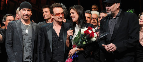 Bono de U2, Julie Taymor y Phillip William McKinely tras el exitoso estreno de 'Spider-Man'