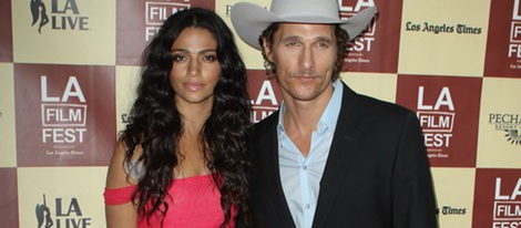 Matthew McConaughey acude al estreno de 'Bernie' junto a Camila Alves