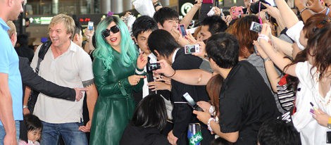 Lady Gaga arrasa ante sus fans a su llegada a Japón para dar un concierto benéfico