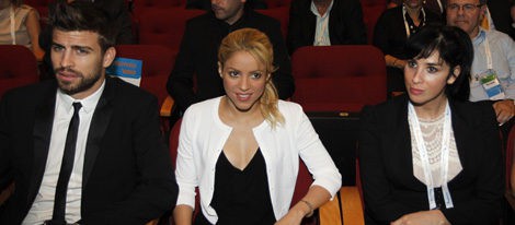 Shakira pone como buen ejemplo al Barça en una conferencia ante Gerard Piqué y Simon Peres