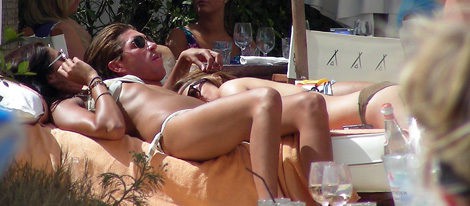 Sergio Ramos se relaja junto a dos bellas mujeres en Marbella