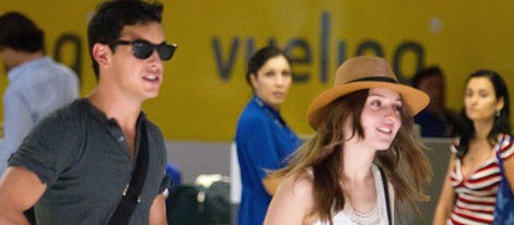 Mario Casas y María Valverde juntos en el aeropuerto de Sevilla