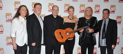 Alberto de Mónaco y Charlene Wittstock celebran su despedida de solteros al ritmo de 'The Eagles'