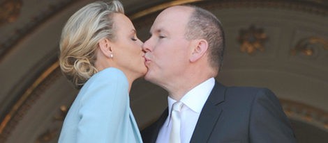 Alberto de Mónaco y Charlene Wittstock se dan el 'sí quiero' en una emotiva ceremonia ante 80 personas