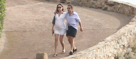 Carla Bruni luce embarazado en sus vacaciones en la Costa Azul con Nicolas Sarkozy