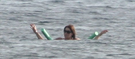 Carla Bruni luce embarazado en sus vacaciones en la Costa Azul con Nicolas Sarkozy