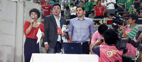 Iker Casillas y Sara Carbonero solidarios y 'futboleros' en China