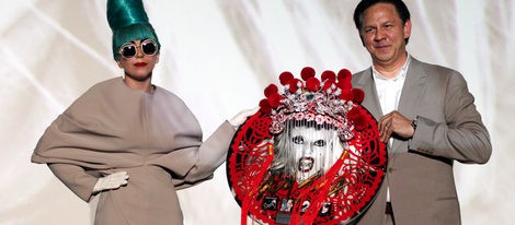 Lady Gaga recibe una placa en reconocimiento a las ventas de 'Born this way' en Singapur