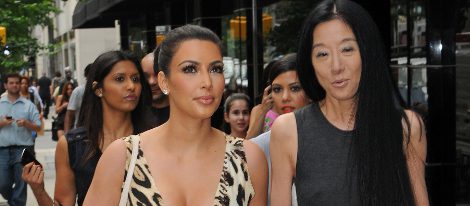 Kim Kardashian junto a la diseñadora Vera Wang