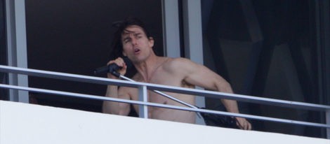 Tom Cruise improvisa una canción de su película 'Rock of the ages' ante Katie Holmes y Suri
