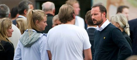 El príncipe Haakon habla con supervivientes de la masacre
