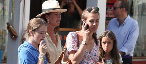 Carolina de Mónaco y sus hijas de vacaciones en Capri mientras Ernesto de Hannover es ingresado en Ibiza