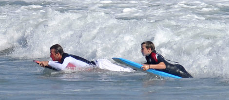 David Beckham enseña a surfear a su hijo Brooklyn en las playas de Malibu