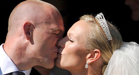 Zara Phillips y Mike Tindell se besan tras la ceremonia