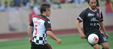 Alberto de Mónaco y Fernando Alonso disputan un partido de fútbol solidario por Haití