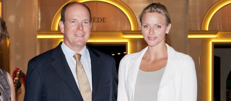 Los Príncipes Alberto y Charlene de Mónaco acuden a una exposición mientras la Realeza descansa