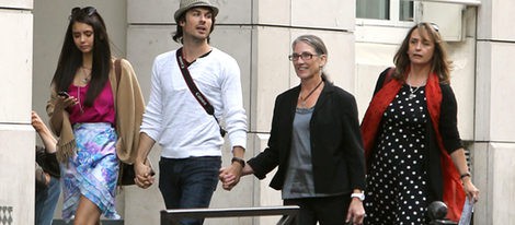 Ian Somerhalder y Nina Dobrev pasean abrazados por París junto a sus madres