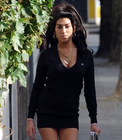 Amy Winehouse con jersey de Fred Perry