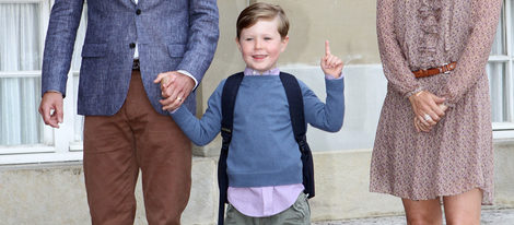 Christian de Dinamarca acude a su primer día de colegio junto a los Príncipes Federico y Mary