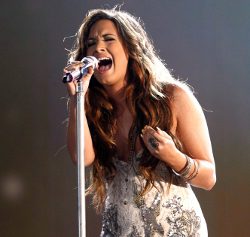 Demi Lovato actuó en los premios Do Something