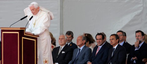 Los Reyes, el presidente Zapatero y Mariano Rajoy reciben al Papa Benedicto XVI en Madrid