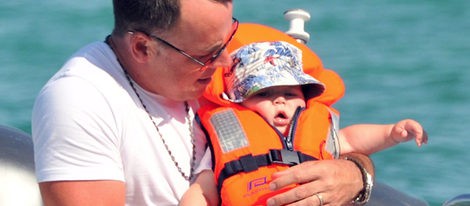 Elton John y David Furnish, jornada marinera en Saint-Tropez con su hijo Zachary