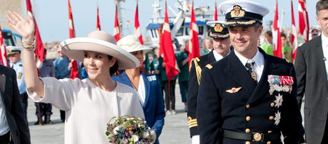 Federico y Mary de Dinamarca continúan su viaje en el barco real Dannebrog junto a sus mellizos