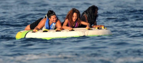 Rihanna disfruta de unas divertidas vacaciones en Saint-Tropez