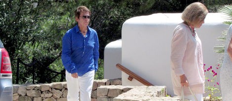 La Duquesa de Alba y Alfonso Díez pasean su amor por Ibiza en su último verano de 'solteros'