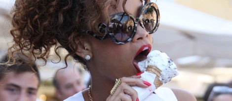 Rihanna disfruta de la fiesta, el alcohol, el sol y el mar durante sus vacaciones en Portofino