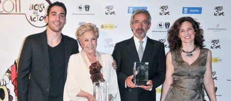 Imanol Arias y Lola Herrera reciben de manos de Miguel Ángel Silvestre el premio de 'La Casa del Actor'