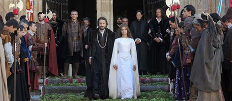 Michelle Jenner y Ramón Madaula en el rodaje de 'Isabel' en Cáceres