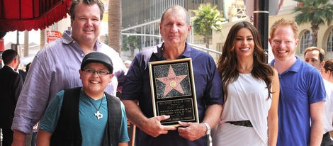Ed O'Neill recibe una estrella en el Paseo de la Fama junto a Katy Sagal y Sofía Vergara