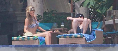 Nick Jonas y Delta Goodrem se relajan en Los Cabos