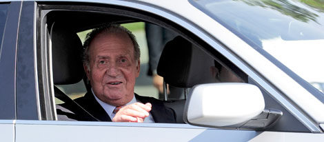 El Rey Juan Carlos tras su operación de rodilla derecha