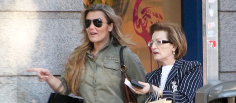 Amaia Montero y su madre de compras por Madrid