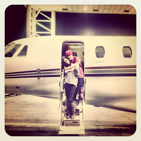Justin Bieber y Selena Gomez en el avión