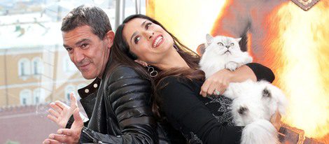Antonio Banderas y Salma Hayek presentan en Moscú 'El gato con botas' rodeados de felinos