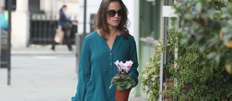 Pippa Middleton, elegante y sencilla dando un paseo por Londres con una planta