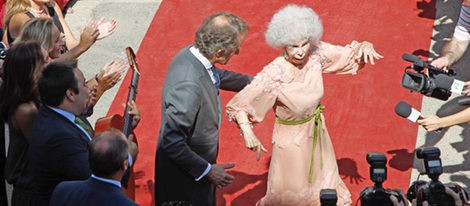 Cayetana Fitz-James Stuart y Alfonso Díez saludan en Dueñas tras convertirse en Duques de Alba