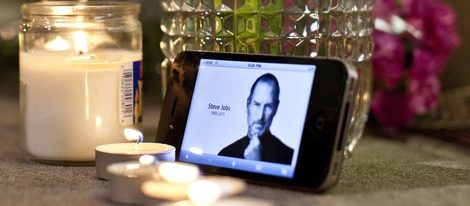 Los seguidores de Steve Jobs muestran sus condolencias en las tiendas Apple