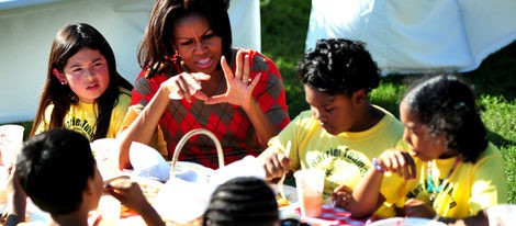 Michelle Obama, campesina y jardinera por un día en la recogida de la cosecha en la Casa Blanca